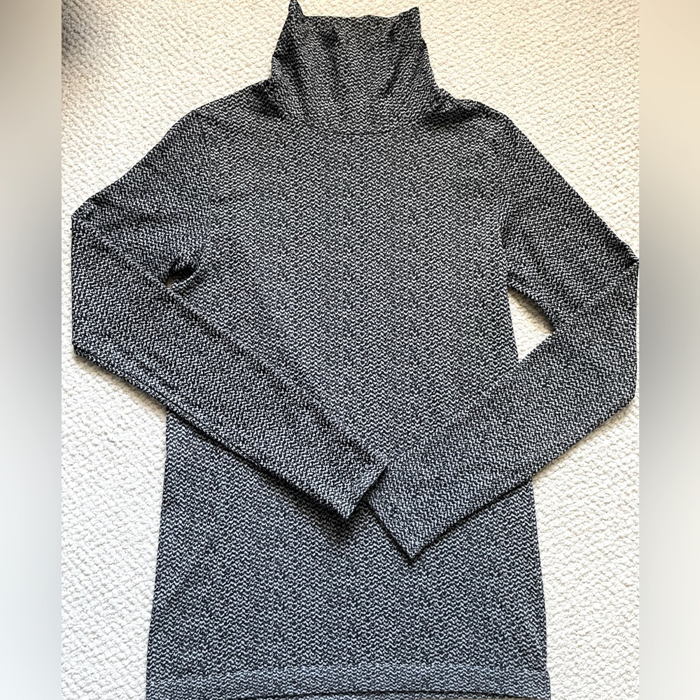 Athleta Small Casual Gray and White TNeck